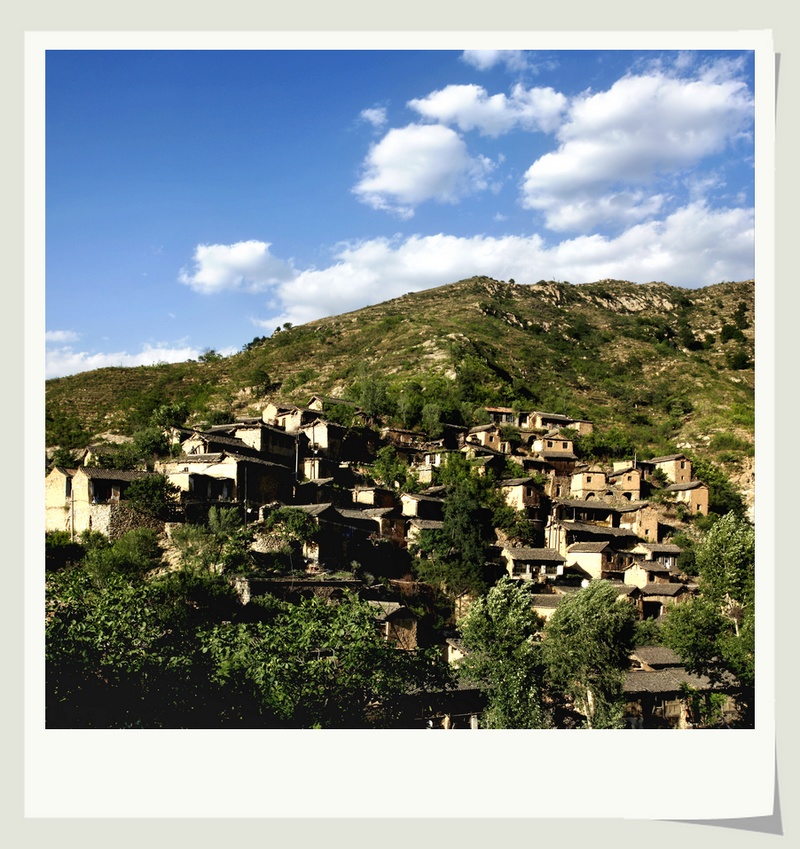 该村位于山西盂县，已有近千年历史，村子依山而建，层次分明，高低错落有致，享有内地布达拉宫美誉