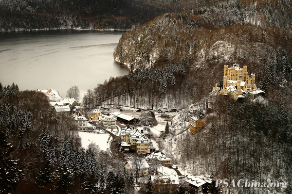 02.ѧƷɫ塷 GOLDEN VILLAGE.jpg