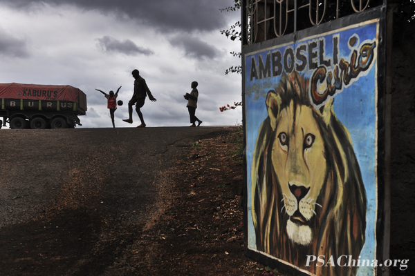 06.󣺡·ߵ꡷Young football players beside road.jpg